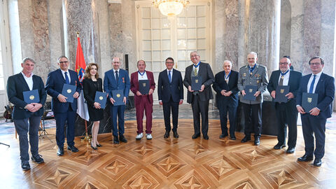 (von links nach rechts): Prof. Dr. Ulf Sibelius, Oliver Pitsch, Maryam Maleki, Helmut Hehn, Holger Weinert, Ministerpräsident Boris Rhein , Werner Reinke, Wilhelm Passet, Oberst Siegfried Zeyer, Erich Lindner, Raimund Trenkler (von links nach rechts): Prof. Dr. Ulf Sibelius, Oliver Pitsch, Maryam Maleki, Helmut Hehn, Holger Weinert, Ministerpräsident Boris Rhein , Werner Reinke, Wilhelm Passet, Oberst Siegfried Zeyer, Erich Lindner, Raimund Trenkler