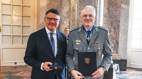 Ministerpräsident Boris Rhein überreichte Oberst Siegfried Zeyer den Hessischen Verdienstorden.  Ministerpräsident Boris Rhein überreichte Oberst Siegfried Zeyer den Hessischen Verdienstorden.