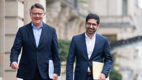 Ministerpräsident Boris Rhein und der stellvertretende Ministerpräsident, Wirtschaftsminister Kaweh Mansoori