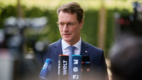 Hendrik Wüst, Ministerpräsident von Nordrhein-Westfalen, gibt ein Interview