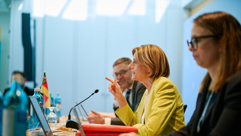 Malu Dreyer und weitere Teilnehmer sitzen am runden Tisch