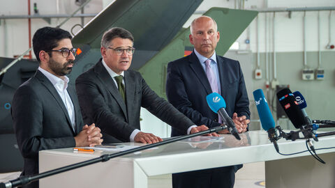 Sicherheitskabinett: Pressestatements im Anschluss an die Beratungen Von links nach rechts: stellv. Ministerpräsident Kaweh Mansoori, Ministerpräsident Boris Rhein und Innenminister Roman Poseck vor Militärflugzeug