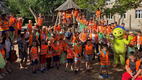 Die Kinder der Wiesbadener Hebbelschule haben zusammen mit Umweltminister Ingmar Jung viel Spaß beim Aktionstag "Sauberhafter Schulweg". Die Kinder der Wiesbadener Hebbelschule haben zusammen mit Umweltminister Ingmar Jung viel Spaß beim Aktionstag "Sauberhafter Schulweg".