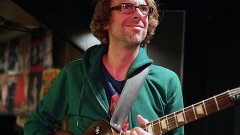 Musiker John Schröder  Musiker John Schröder spielt Gitarre
