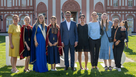 Boris Rhein und seine Frau lächeln mit den Hoheiten in die Kamera.