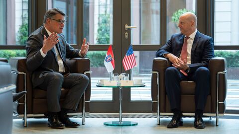 Zwei Personen sitzen und unterhalten sich.