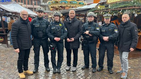 Landespolizeipräsident Robert Schäfer, Innenminister Roman Poseck und Frankfurts Polizeipräsident Stefan Müller gemeinsam mit Polizeibeamten der Weihnachtsmarktwache Landespolizeipräsident Robert Schäfer, Innenminister Roman Poseck und Frankfurts Polizeipräsident Stefan Müller gemeinsam mit Polizeibeamten der Weihnachtsmarktwache