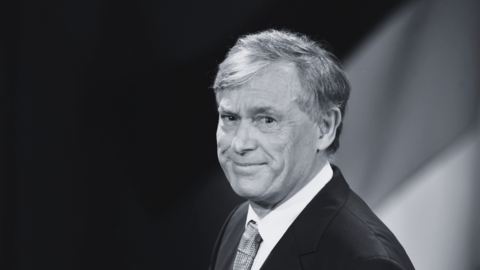 Der ehemalige Bundespräsident Horst Köhler im Jahr 2009. Horst Köhler lächelt. Im Hintergrund ist eine Deutschlandfahne zu sehen.