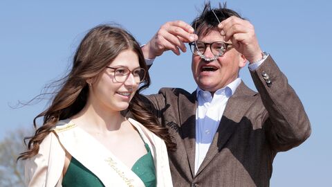 Ministerpräsident Rhein steht neben der Hessischen Spargelkönigin und krönt sie.