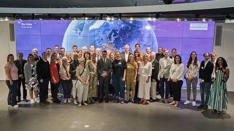 Gruppenbild: Ministerpräsident Rhein und die Vertreterinnen und Vertreter der geförderten Projekte bei der Bescheidübergabe