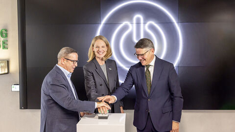 Francesco Grioli von der IGBCE, B. Braun-CEO Anna Maria Braun und Ministerpräsident Boris Rhein eröffnen ACTIVE Francesco Grioli von der IGBCE (links), B. Braun-CEO Anna Maria Braun (Mitte) und Ministerpräsident Boris Rhein (rechts) eröffnen ACTIVE, indem sie gemeinsam einen Buzzer drücken.