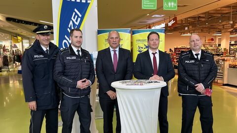 Innenminister Roman Poseck zusammen mit Polizeipräsident Michael Tegethoff und den Schutzleuten vor Ort am Informationsstand im Einkaufscenter Emaillierwerk anl. Aktionstag Diebstahlsprävention zusammen mit dem Handelsverband Hessen