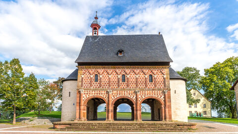 Ein kleines Kloster mit rötlichen Sandstein.