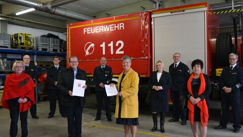 Reihe vorne v. l. n. r.: Erste Stadträtin Nicole Rauber-Jung, Staatssekretär Thomas Metz, Bürgermeisterin Christine Klein, Birgit Heitland (MdL), Karin Hartmann (MdL) Reihe hinten v. l. n. r.: Alexander Merk (FFW Mitte), Jürgen Ritz (stellv. Wehrführer FFW Mitte), Hans Förg (Wehrführer FFW Mitte), Thomas Strößinger (stellv. Stadtbrandinspektor), Jens-Peter Karn (Stadtbrandinspektor); 