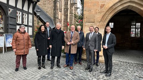 v.l.n.r.(u.a.): Heide Steiner, Vizepräsidentin Hessische Lehrkräfteakademie (2 v.l.), Dr. Manuel Lösel, Kultusstaatssekretär (3 v.l.), Stephan Paule, Bürgermeister Alsfeld (4 v.l.), Helmut Euler, Vorstandsvorsitzender VR Bank (5. v.l.), Dr. Jens Mischak, Erster Kreisbeigeordneter Wetteraukreis (6 v.l.), Michael Ruhl, CDU-Landtagsabgeordneter (8. v.l.)) v.l.n.r.(u.a.): Heide Steiner, Vizepräsidentin Hessische Lehrkräfteakademie (2 v.l.), Dr. Manuel Lösel, Kultusstaatssekretär (3 v.l.), Stephan Paule, Bürgermeister Alsfeld (4 v.l.), Helmut Euler, Vorstandsvorsitzender VR Bank (5. v.l.), Dr. Jens Mischak, Erster Kreisbeigeordneter Wetteraukreis (6 v.l.), Michael Ruhl, CDU-Landtagsabgeordneter (8. v.l.))