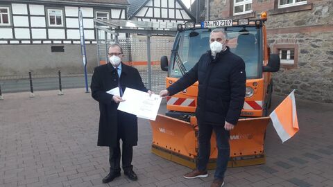 Bildbeschreibung (v. l. n. r.): Justizstaatssekretär Thomas Metz mit Jörg Lautenschläger (Bürgermeister aus Modautal)