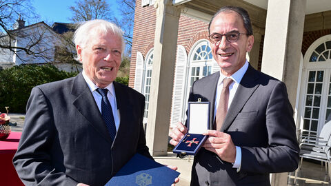 Dr. Ing. Hans-Hartwig Loewenstein (links) erhält das Verdienstkreuz 1. Klasse aus den Händen von Hessens Finanzminister Michael Boddenberg Dr. Ing. Hans-Hartwig Loewenstein (links) erhält das Verdienstkreuz 1. Klasse aus den Händen von Hessens Finanzminister Michael Boddenberg