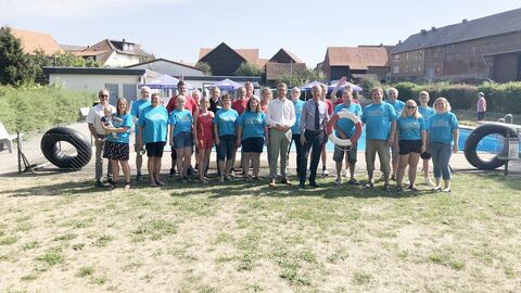 Der Chef der Staatskanzlei, Staatsminister Axel Wintermeyer, besucht das Dorfbad Lingelbach