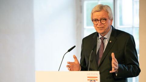 Volker Bouffier bei einer Ordensverleihung Volker Bouffier bei einer Ordensverleihung