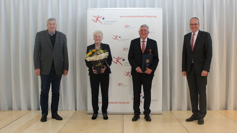 Dr. Rolf Müller (lsb h-Präsident), Luise Meister (Ehefrau), Verdienstkreuzträger Helmut Meister und Minister Peter Beuth Dr. Rolf Müller (lsb h-Präsident), Luise Meister (Ehefrau), Verdienstkreuzträger Helmut Meister und Minister Peter Beuth