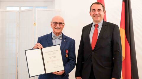 Kultusminister Lorz überreicht Verdienstmedaille an ehemaligen Lehrer Georg Schnellbächer Kultusminister Lorz überreicht Verdienstmedaille an ehemaligen Lehrer Georg Schnellbächer