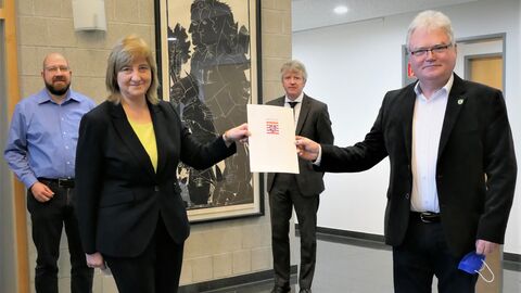 Bildbeschreibung (v. l. n. r.): Stefan Gerhold (Stellvertretender Bauamtsleiter der Gemeinde Schauenburg), Staatsministerin Eva Kühne-Hörmann, Peter Jungermann (Rechnungsprüfung Schauenburg) und Kurt Schweinebraden-Walter (Erster Beigeordneter der Gemeinde Schauenburg)