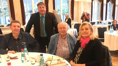 V.l.n.r.: Bernd Klippel, Kreisobmann der Sudetendeutschen Landsmannschaft Gelnhausen; Markus Harzer, Landesobmann der Sudetendeutschen Landsmannschaft Hessen; Reinhard Weinert, stellvertretender Landesobmann; Margarete Ziegler-Raschdorf, Landesbeauftragte der Hessischen Landesregierung für Heimatvertriebene und Spätaussiedler. Foto: LBHS