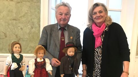 BdV-Kreisvorsitzender Josef Plahl und Landesbeauftragte Margarete Ziegler-Raschdorf mit Trachtenpuppen aus der Heimatsammlung in Weilburg. Foto: LBHS