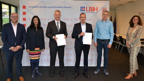 Elmar Damm (Hessisches Finanzministerium, Abteilungsleiter für Staatsvermögens- und -schuldenverwaltung, Kommunaler Finanzausgleich, Bau- und Immobilienmanagement), Heide Steiner (Vizepräsidentin der Lehrkräfteakademie), Kultusstaatsekretär Dr. Manuel Lösel, David Szegedi und Christoph Scheld (beide Geschäftsführer der Mittelhessische Wohnen Plus GmbH), Patricia Wendland (Landesbetrieb Bau und Immobilien Hessen, Geschäftsbereichsleiterin Standortmanagement) Copyright: LBIH, v.l.n.r.: Elmar Damm (Hessisches Finanzministerium, Abteilungsleiter für Staatsvermögens- und -schuldenverwaltung, Kommunaler Finanzausgleich, Bau- und Immobilienmanagement), Heide Steiner (Vizepräsidentin der Lehrkräfteakademie), Kultusstaatsekretär Dr. Manuel Lösel, David Szegedi und Christoph Scheld (beide Geschäftsführer der Mittelhessische Wohnen Plus GmbH), Patricia Wendland (Landesbetrieb Bau und Immobilien Hessen, Geschäftsbereichsleiterin Standortmanagement)