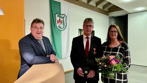 Europastaatsekretär Mark Weinmeister am Rande der Ordensverleihung mit Andreas Güttler und seine Ehefrau Daniela Güttler Europastaatsekretär Mark Weinmeister am Rande der Ordensverleihung mit Andreas Güttler und seine Ehefrau Daniela Güttler
