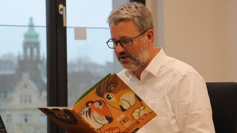 Staatssekretär Burghardt liest vor Staatssekretär Burghardt liest vor