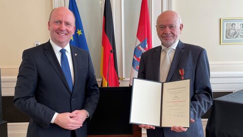 Verdienstkreuz am Bande für Klaus Schlitz aus Oberursel Europastaatssekretär Becker überreicht das Verdienstkreuz am Bande an Klaus Schlitz aus Oberursel
