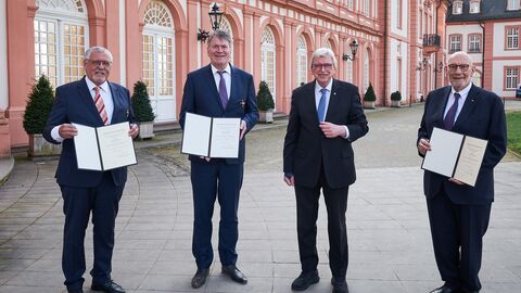 Der Hessische Ministerpräsident Volker Bouffier hat in einer Feierstunde Prof. Dr. Heinz Hänel aus Oberursel, Siegbert Ortmann aus Lauterbach und Claus-Friedrich Wisser aus Frankfurt am Main das Verdienstkreuz 1. Klasse des Verdienstordens der Bundesrepublik Deutschland überreicht. (v.l.n.r.: Siegbert Ortmann, Prof. Dr. Heinz Hänel, Ministerpräsident Volker Bouffier, Claus-Friedrich Wisser) v.l.n.r.: Siegbert Ortmann, Prof. Dr. Heinz Hänel, Ministerpräsident Volker Bouffier, Claus-Friedrich Wisser