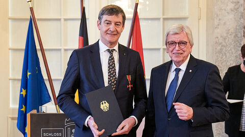 Bekam vom Hessischen Ministerpräsidenten Volker Bouffier den Verdienstorden der Bundesrepublik Deutschland ausgehändigt: Dr. Rainer Langner aus Gießen. Bekam vom Hessischen Ministerpräsidenten Volker Bouffier den Verdienstorden der Bundesrepublik Deutschland ausgehändigt: Dr. Rainer Langner aus Gießen.