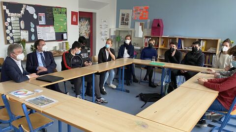 Kultusminister Lorz besucht Förderprogramm für abschlussgefährdete Schülerinnen und Schüler in Frankfurt Kultusminister Lorz besucht Förderprogramm für abschlussgefährdete Schülerinnen und Schüler in Frankfurt