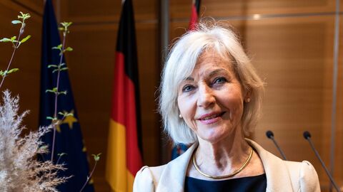 Die Professorin Marlies Mosiek-Müller bekam vom Hessischen Ministerpräsidenten Volker Bouffier den Hessischen Verdienstorden verliehen. Die Professorin Marlies Mosiek-Müller bekam vom Hessischen Ministerpräsidenten Volker Bouffier den Hessischen Verdienstorden verliehen.