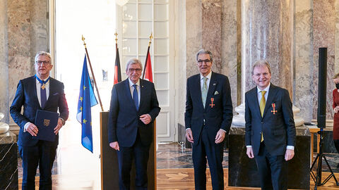 Bekamen vom Hessischen Ministerpräsidenten Volker Bouffier (2 v. l.) Verdienstorden überreicht: v. l. Hermann-Josef Klüber, Bernhard Läpke und Dr. Bernd Heidenreich. Bekamen vom Hessischen Ministerpräsidenten Volker Bouffier (2 v. l.) Verdienstorden überreicht: v. l. Hermann-Josef Klüber, Bernhard Läpke und Dr. Bernd Heidenreich.