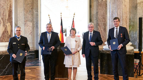 Erhielten staatliche Auszeichnungen aus den Händen von Ministerpräsident Volker Bouffier (2: v. r.): v.l. Jochen Rietdorf, Christoph Schwarzer, Birgit Otto und Dr. Rainer Langner. Erhielten staatliche Auszeichnungen aus den Händen von Ministerpräsident Volker Bouffier (2: v. r.): v.l. Jochen Rietdorf, Christoph Schwarzer, Birgit Otto und Dr. Rainer Langner.