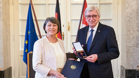 Bekam vom Hessischen Ministerpräsidenten Volker Bouffier den Verdienstorden der Bundesrepublik Deutschland ausgehändigt: Birgit Otto aus Grünberg. Bekam vom Hessischen Ministerpräsidenten Volker Bouffier den Verdienstorden der Bundesrepublik Deutschland ausgehändigt: Birgit Otto aus Grünberg.