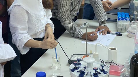 Das Studienfach an der VGU widmet sich der Wasser- und Abwasserbehandlung in Gebieten mit schwacher Infrastruktur Studierende der VGU stehen um eine Versuchsanlage herum