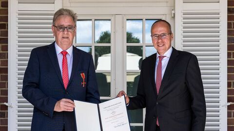 Egon Vaupel mit dem Verdienstkreuz am Bande des Verdienstordens der Bundesrepublik Deutschland ausgezeichnet Egon Vaupel mit dem Verdienstkreuz am Bande des Verdienstordens der Bundesrepublik Deutschland ausgezeichnet