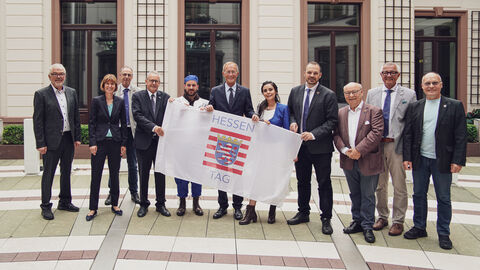Der Chef der Hessischen Staatskanzlei, Staatsminister Axel Wintermeyer, hat heute, gemeinsam mit Haigers Bürgermeister Mario Schramm (4. v.l.), dem Pfungstädter Bürgermeister Patrick Koch (4.v.r.) in der Staatskanzlei die Hessentags-Fahne überreicht.  Der Chef der Hessischen Staatskanzlei, Staatsminister Axel Wintermeyer, hat heute, gemeinsam mit Haigers Bürgermeister Mario Schramm (4. v.l.), dem Pfungstädter Bürgermeister Patrick Koch (4.v.r.) in der Staatskanzlei die Hessentags-Fahne überreicht.