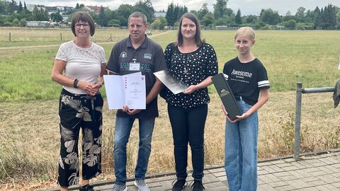 Priska Hinz übergibt einen Bescheid