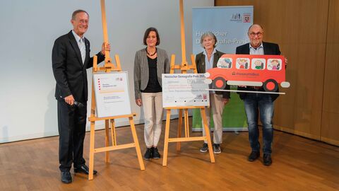 Staatsminister Axel Wintermeyer ehrt das Projekt „Museumsbus Schwalm-Aue“