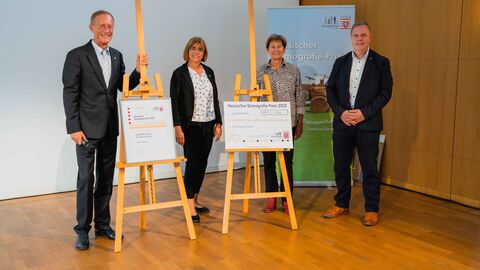 Staatsminister Axel Wintermeyer ehrt das Projekt „Dorftreff Neue Mitte mit Laden und Bistro“ in Nidda-Wallernhausen (Wetteraukreis)