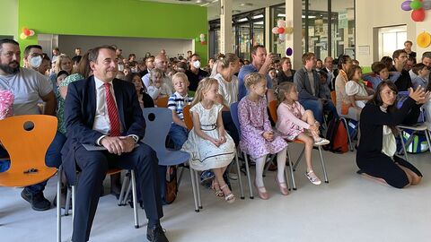 Kultusminister Lorz mit Erklässlern, Erstklässlerinnen und Eltern bei der Einschulung.