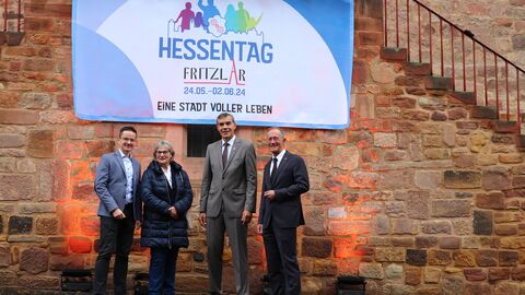 Vorstellung des Logos für den Hessentag in Fritzlar 2024 Gruppenfoto unter dem Logo für den Hessentag in Fritzlar 2024