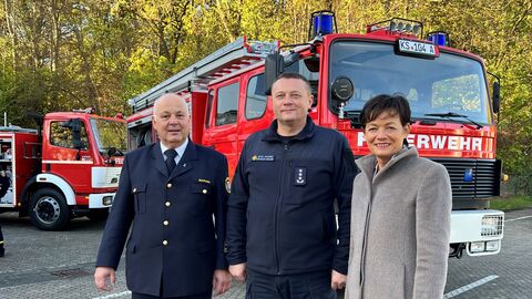 Europaministerin Lucia Puttrich verabschiedet Hilfstransport in Richtung Ukraine Gruppenfoto vor zwei Feuerwehrfahrzeugen
