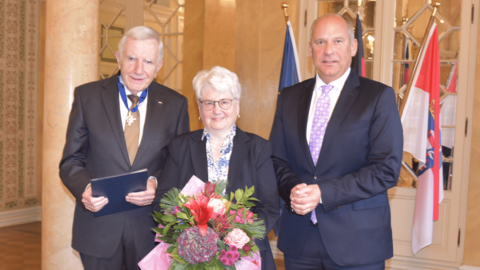 v.l.n.r. Günter Schmitt, seine Ehefrau Maria Schmitt und Justizminister Prof. Dr. Roman Poseck v.l.n.r. Günter Schmitt, seine Ehefrau Maria Schmitt und Justizminister Prof. Dr. Roman Poseck
