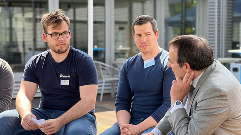 Kultusminister Lorz informiert sich beim Unternehmen Vitronic zur dualen Berufsausbildung